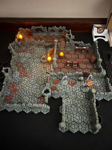 https://storage.googleapis.com/ludopedia-imagens-jogo/de8e4_266874_m.jpeg