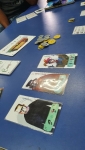 FacilShopping - Em Coup, você quer ser o último jogador com influência no  jogo, sendo às duas cartas viradas para baixo à sua frente. Cada jogador  começa com duas moedas e duas