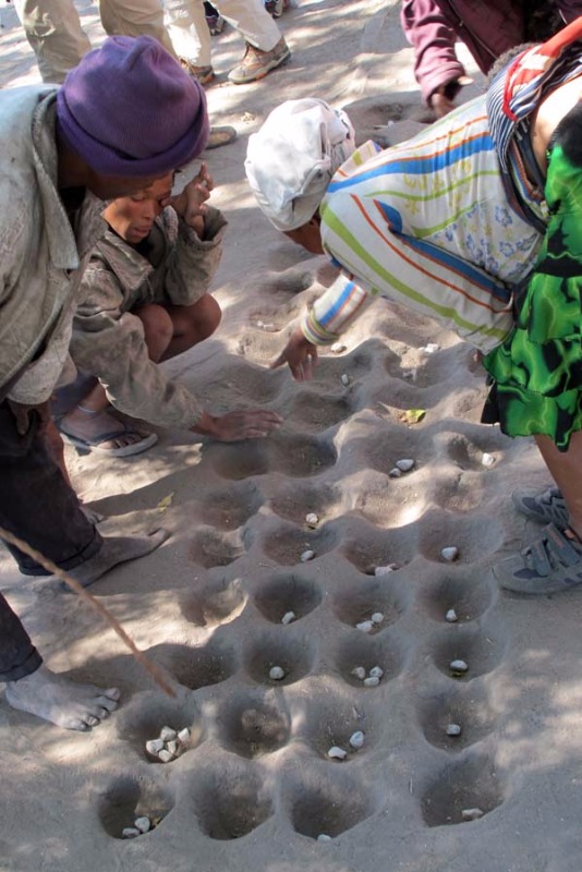 O Objetivo do jogo Mancala é: AULA 25 * acumular mais sementes que o  oponente no seu depósito (kalaha). 