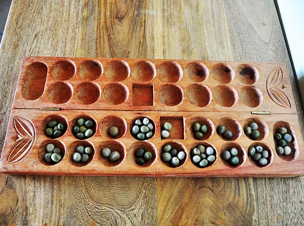 O Objetivo do jogo Mancala é: AULA 25 * acumular mais sementes que o  oponente no seu depósito (kalaha). 