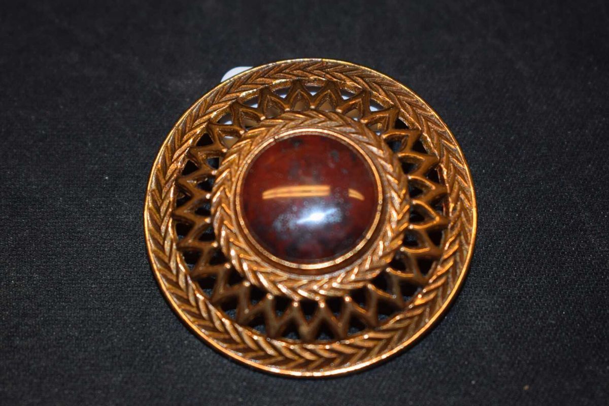 brosch-brons-med-r-dbrun-sten-kalevala-29910-lule-auktionsverk