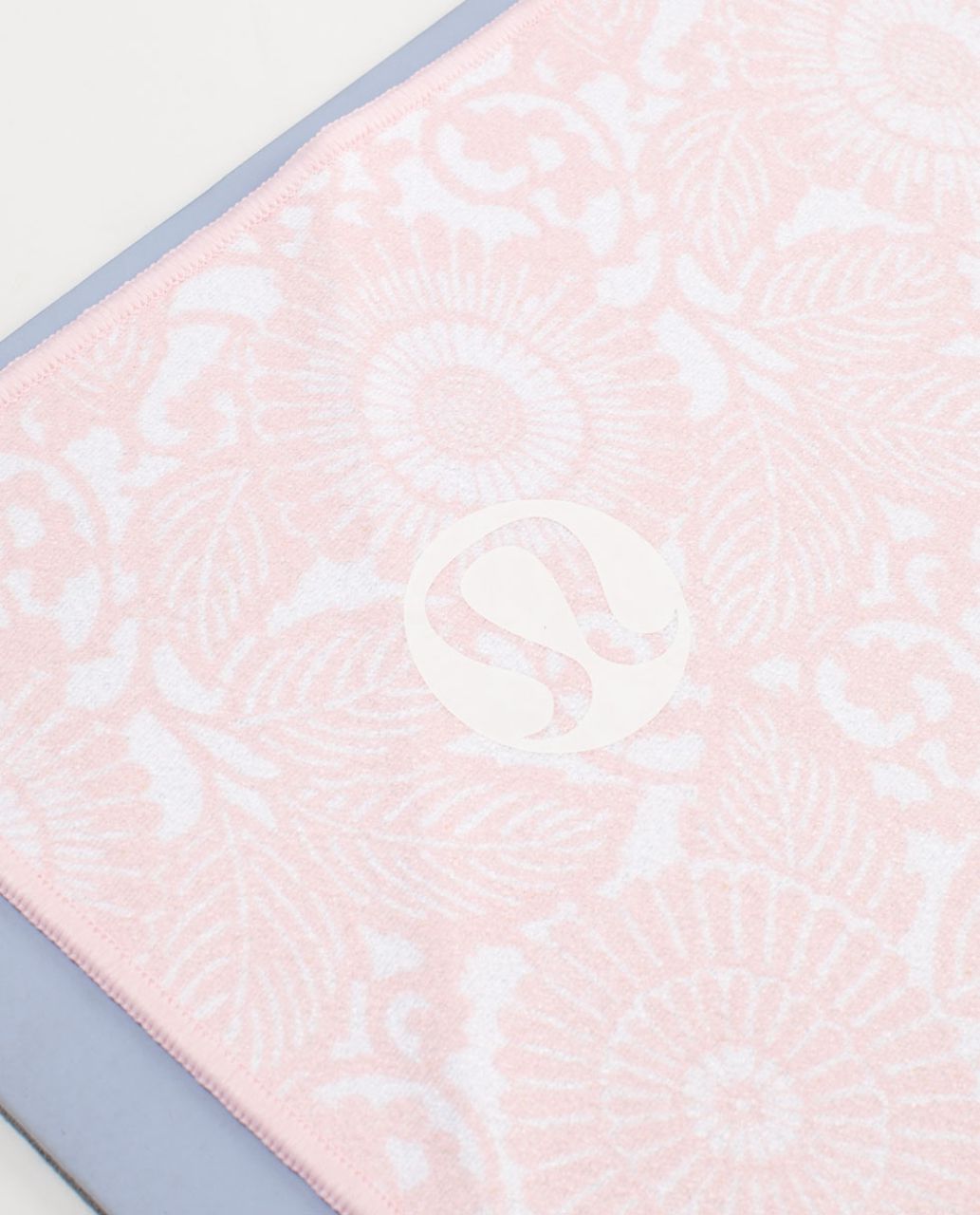 Lululemon Skidless Towel - Beachy Floral White Blush Quartz /  Blush Quartz