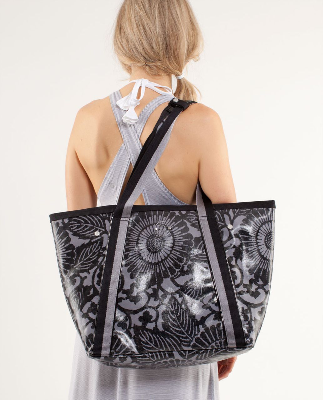 Lululemon Surf 'N' Turf Tote - Beachy Floral Fossil Black /  Fossil