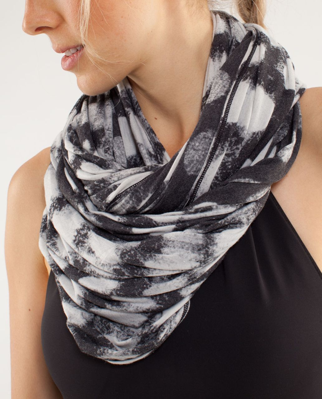 Lululemon Om Your Heart Out Scarf - Seaside Dot Burnout Black