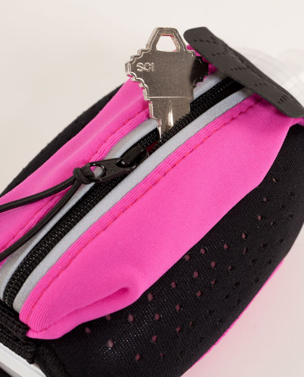 Lululemon Amphipod Squeezable - Black /  Pow Pink