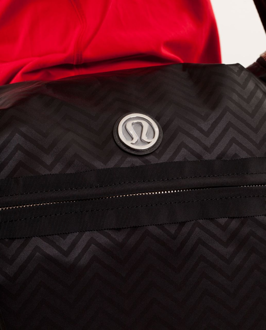 Lululemon Yoga Moto Messenger - Squiggle Emboss Black