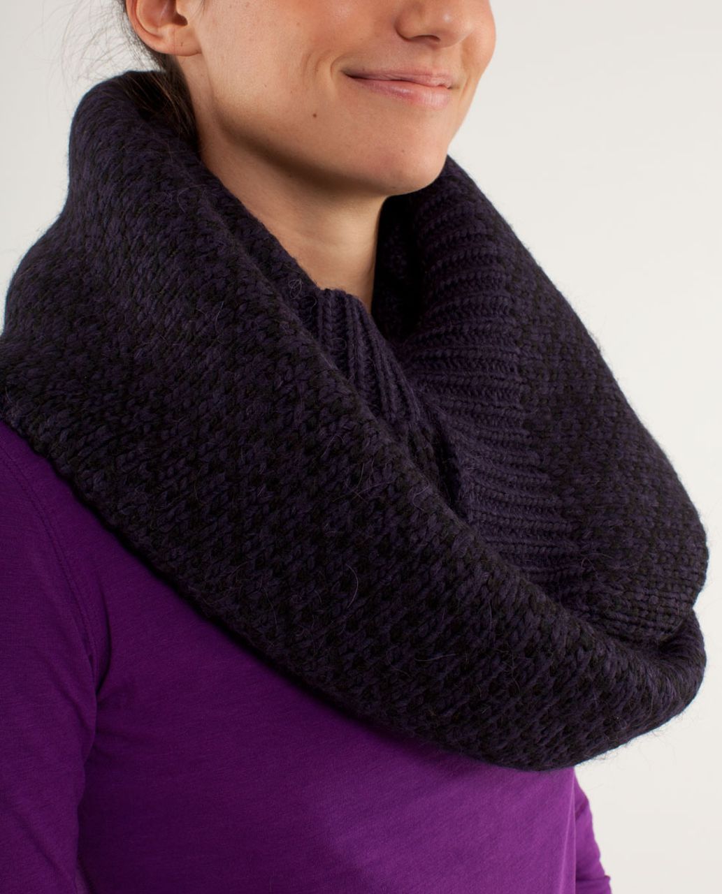 Lululemon Infinitely Mad Scarf - Black /  Black Swan