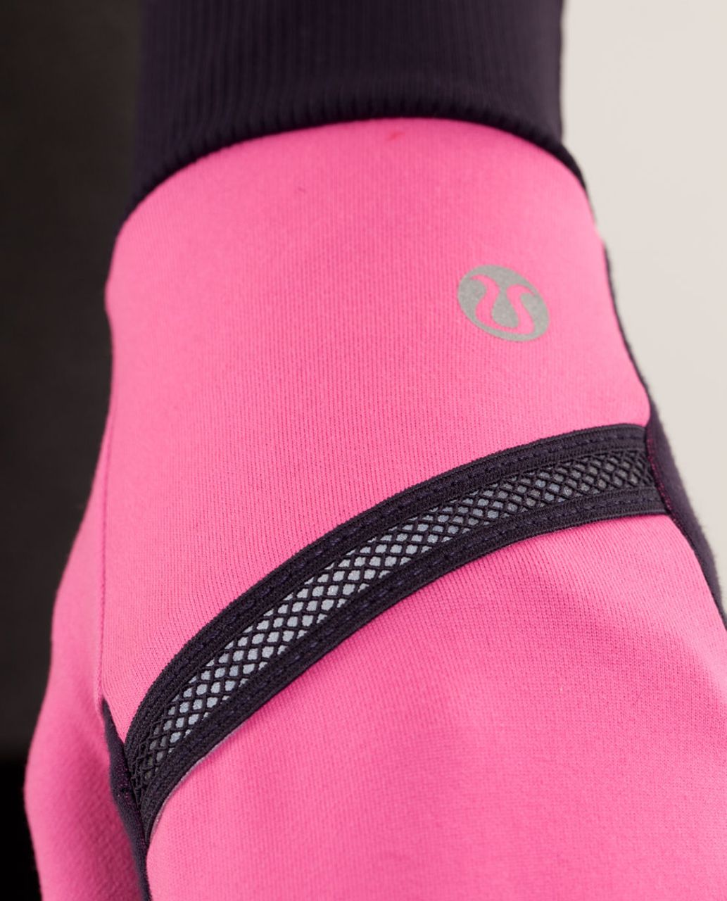 Lululemon Brisk Run Mittens - Raspberry Glo Light / Black Swan