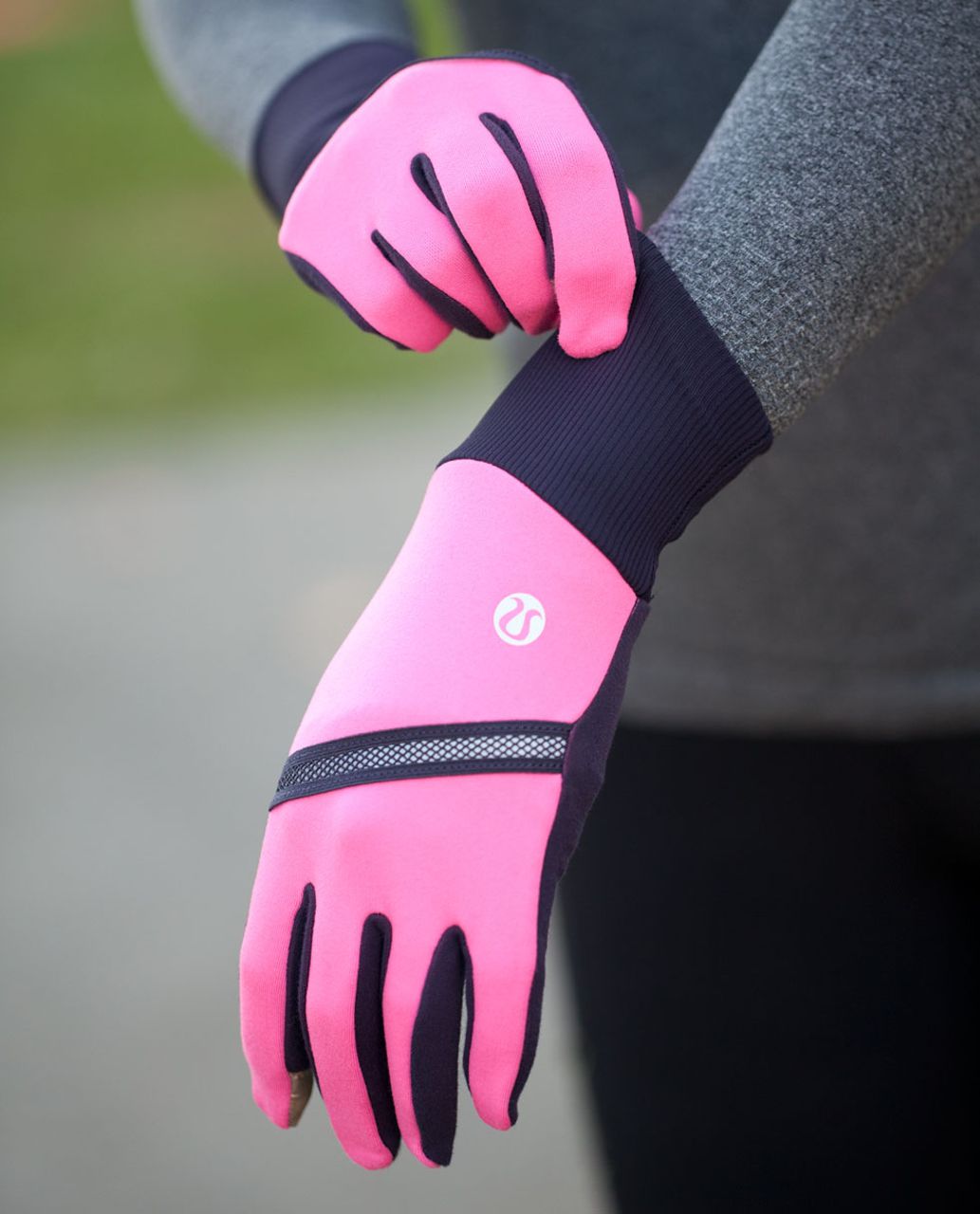 Lululemon Brisk Run Gloves - Raspberry Glo Light / Black Swan