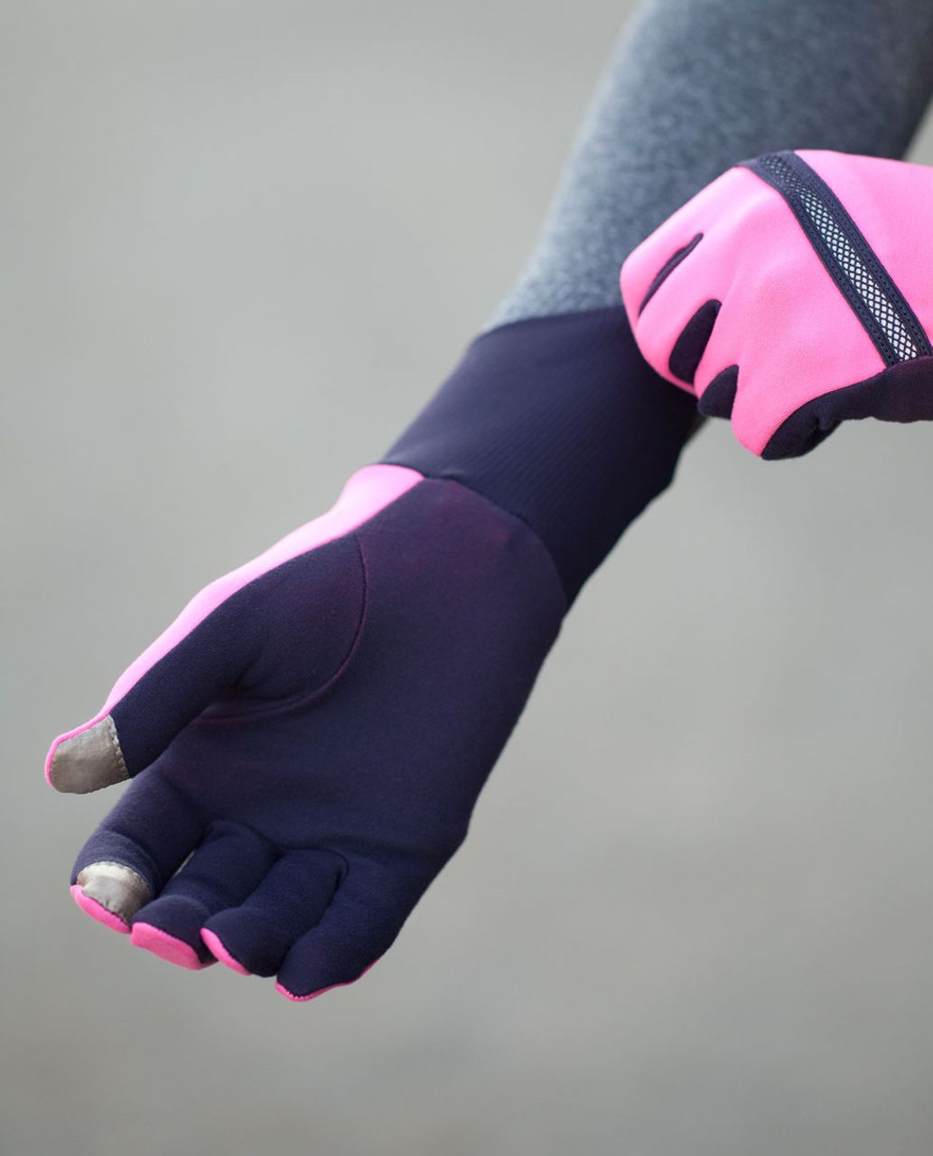 Lululemon Brisk Run Gloves - Raspberry Glo Light / Black Swan