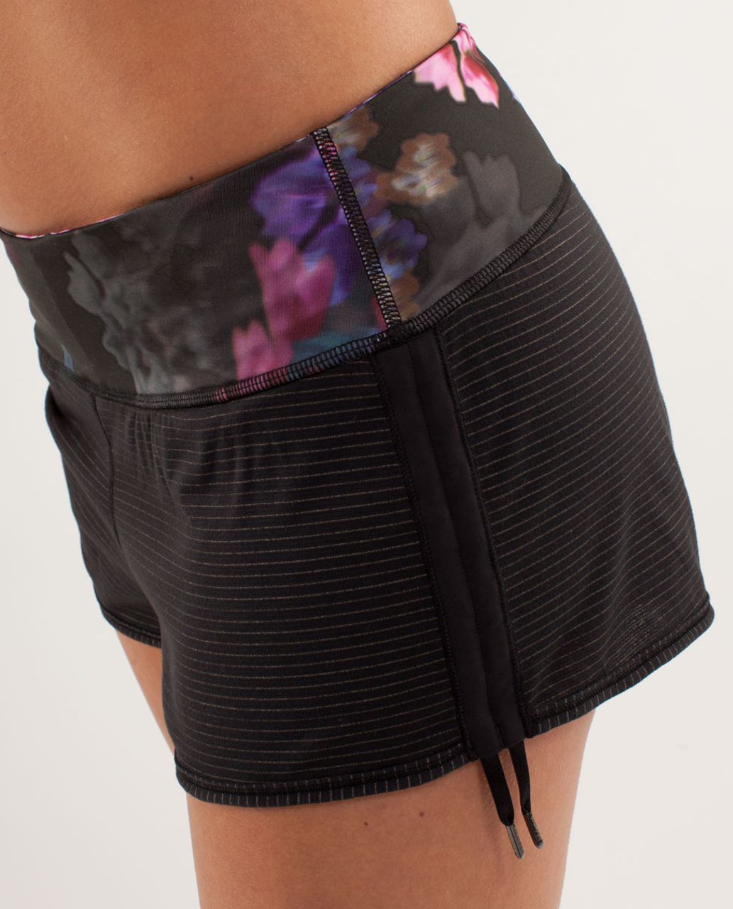 Lululemon Hot Move Short *Silver - Black / Spring Has Sprung Multi