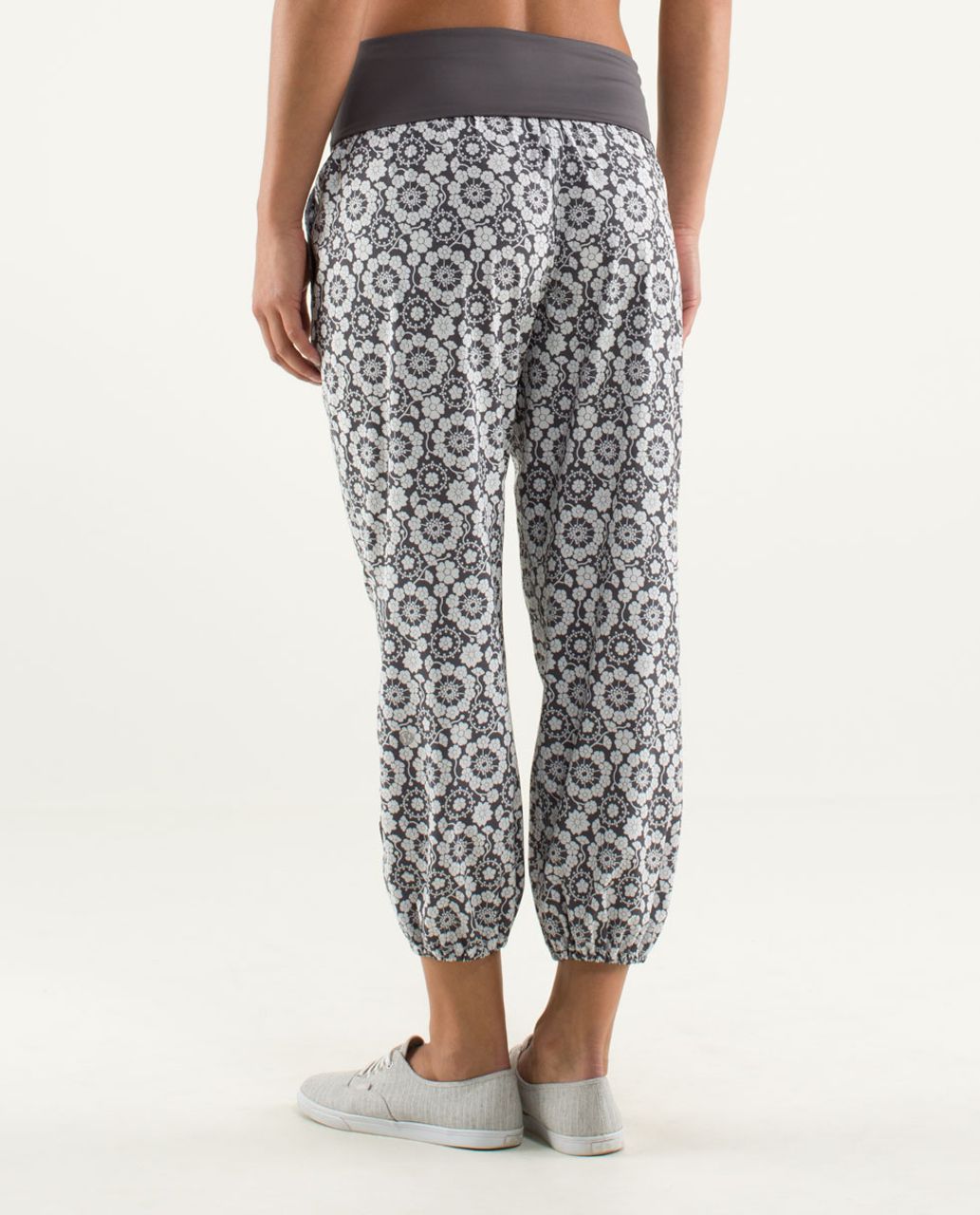 Lululemon Om Pant - Twiggy Printed Nimbus / Soot Light