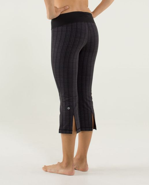 LULULEMON GATHER AND CROW SPLIT BACK LEGGI…  Capri pants, Black capri  leggings, Clothes design