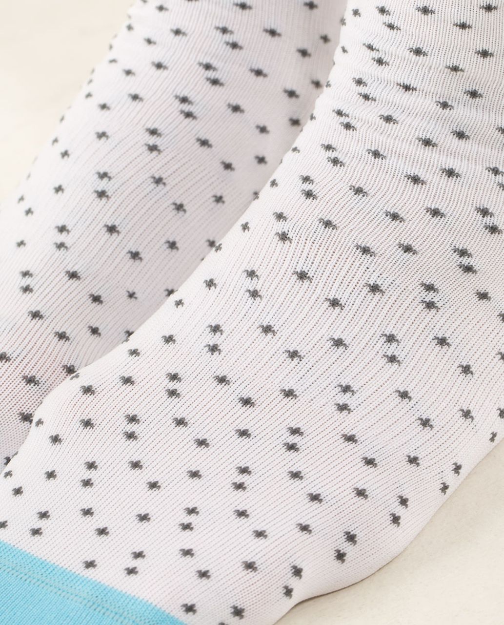 Lululemon Run For Fun Sock - Snow Flake Dot Soot Light White