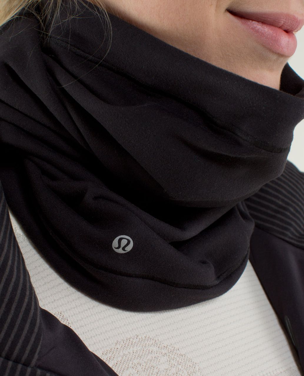 Lululemon Brisk Run Neck Warmer - Mini Hyper Stripe Black / Black