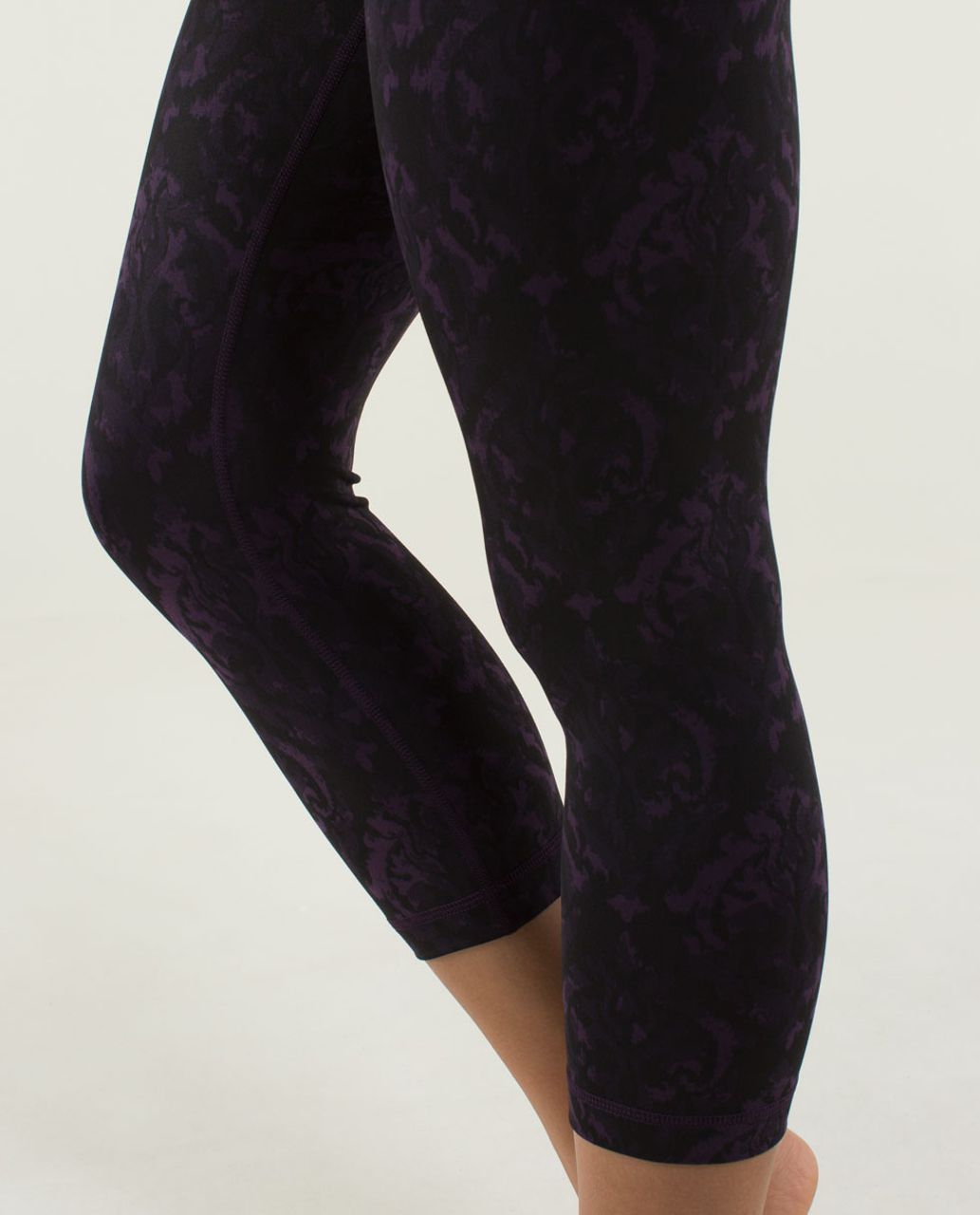 Lululemon Wunder Under Crop - Beautiful Baroque Deep Zinfandel / Micro Macro Stripe Deep Zinfandel