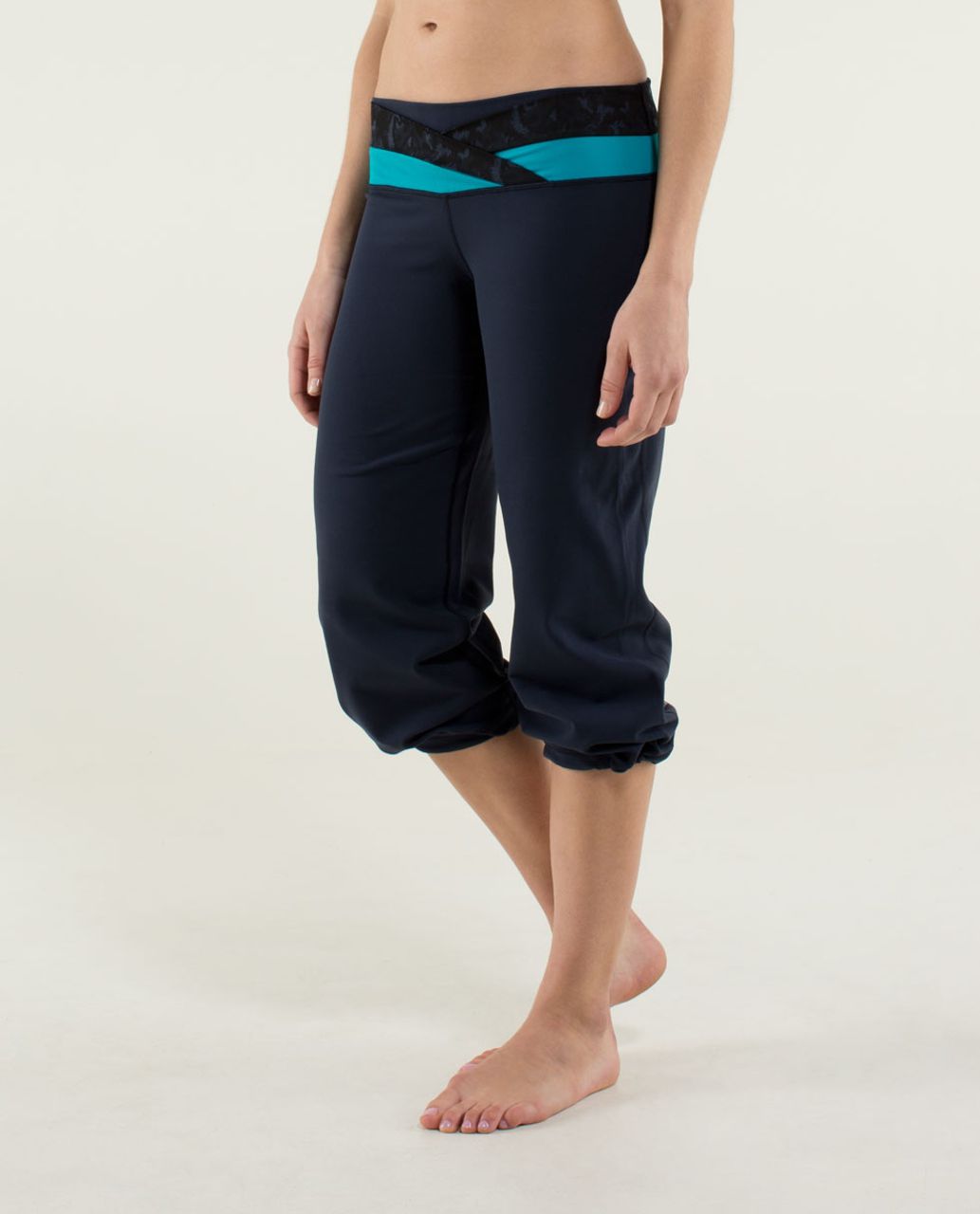 lululemon dharana crop