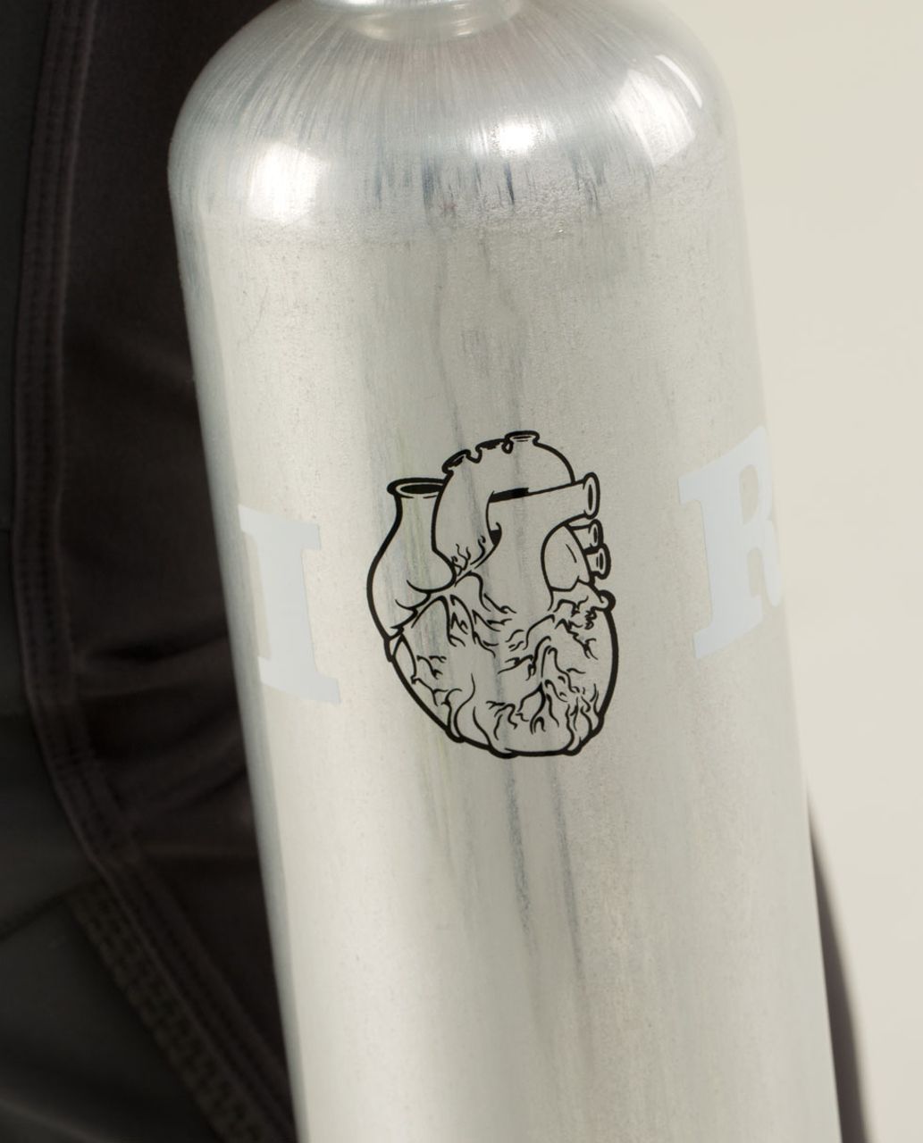 https://storage.googleapis.com/lulu-fanatics/product/15783/1280/lululemon-sigg-1l-bottle-metallic-silver-3290-91763.jpg