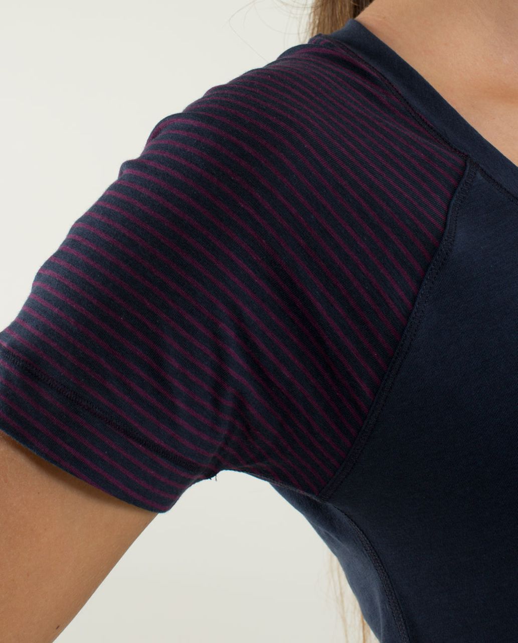 Lululemon Dhyana Short Sleeve - Inkwell / Hyper Stripe Plum