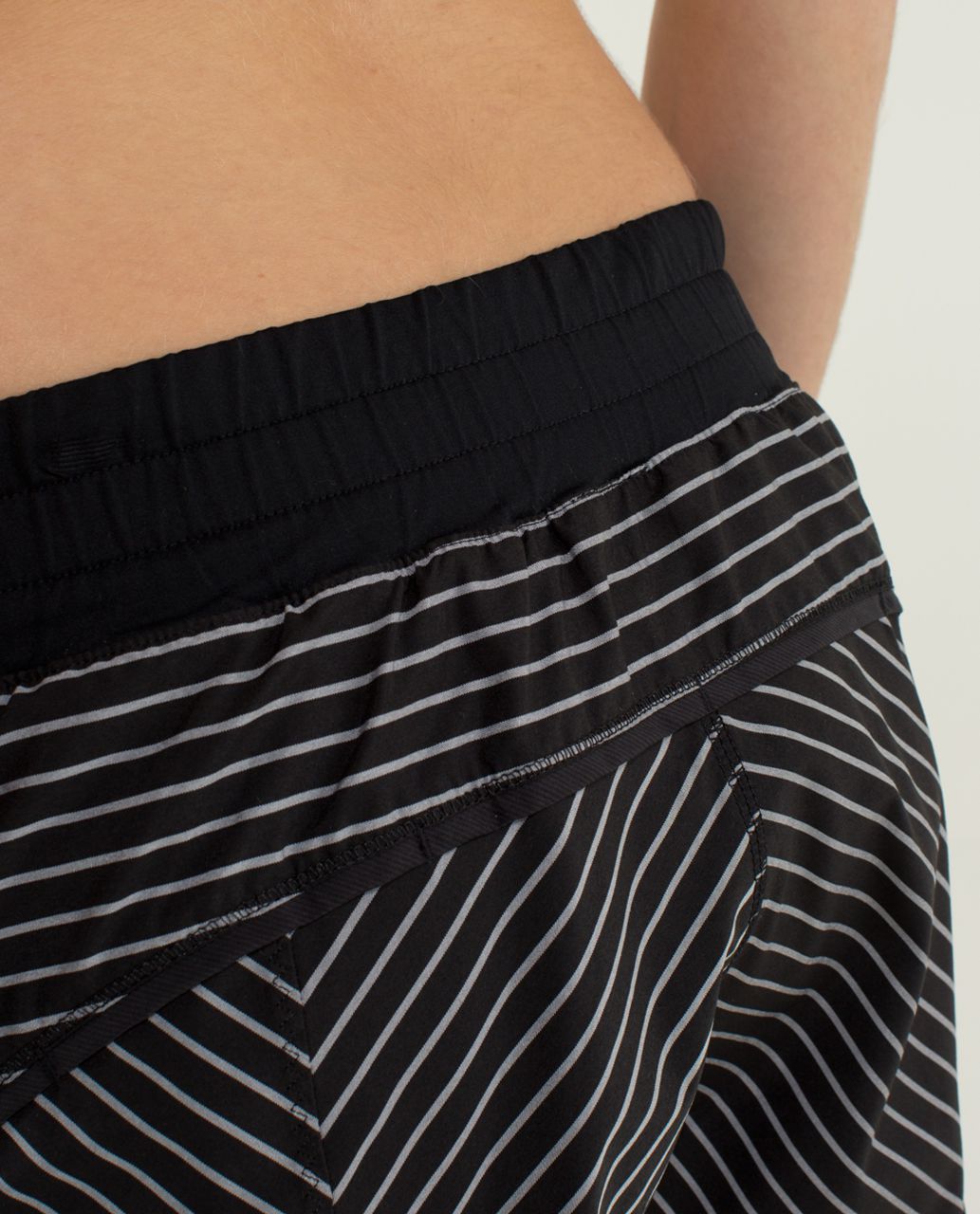 Lululemon Shake & Break Short *2-way Stretch - Parallel Stripe Swift Black White / Black