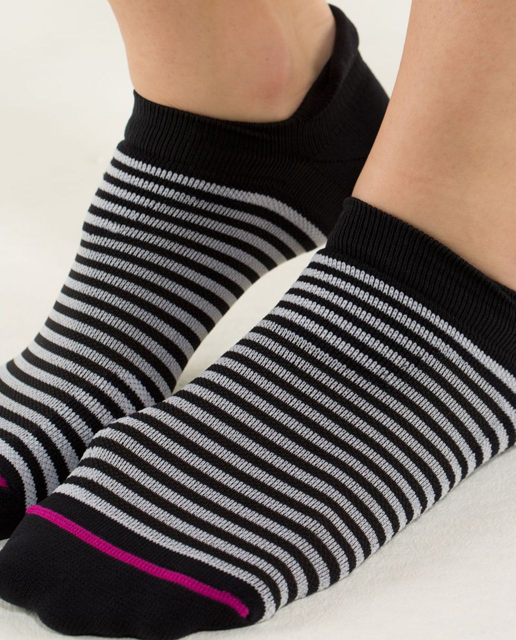 Lululemon Women's Ultimate No Show Run Sock *Ergo Toes - Womens No Show 4x4 Stripe Black White