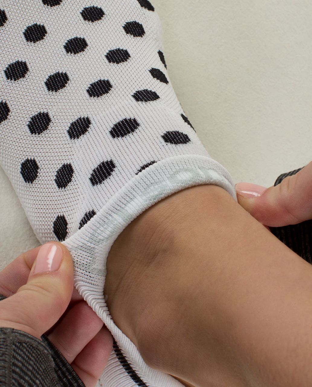 Lululemon Women's Ultimate No Show Run Sock *Ergo Toes - Womens No Show Polka Dot Jumbo White Black