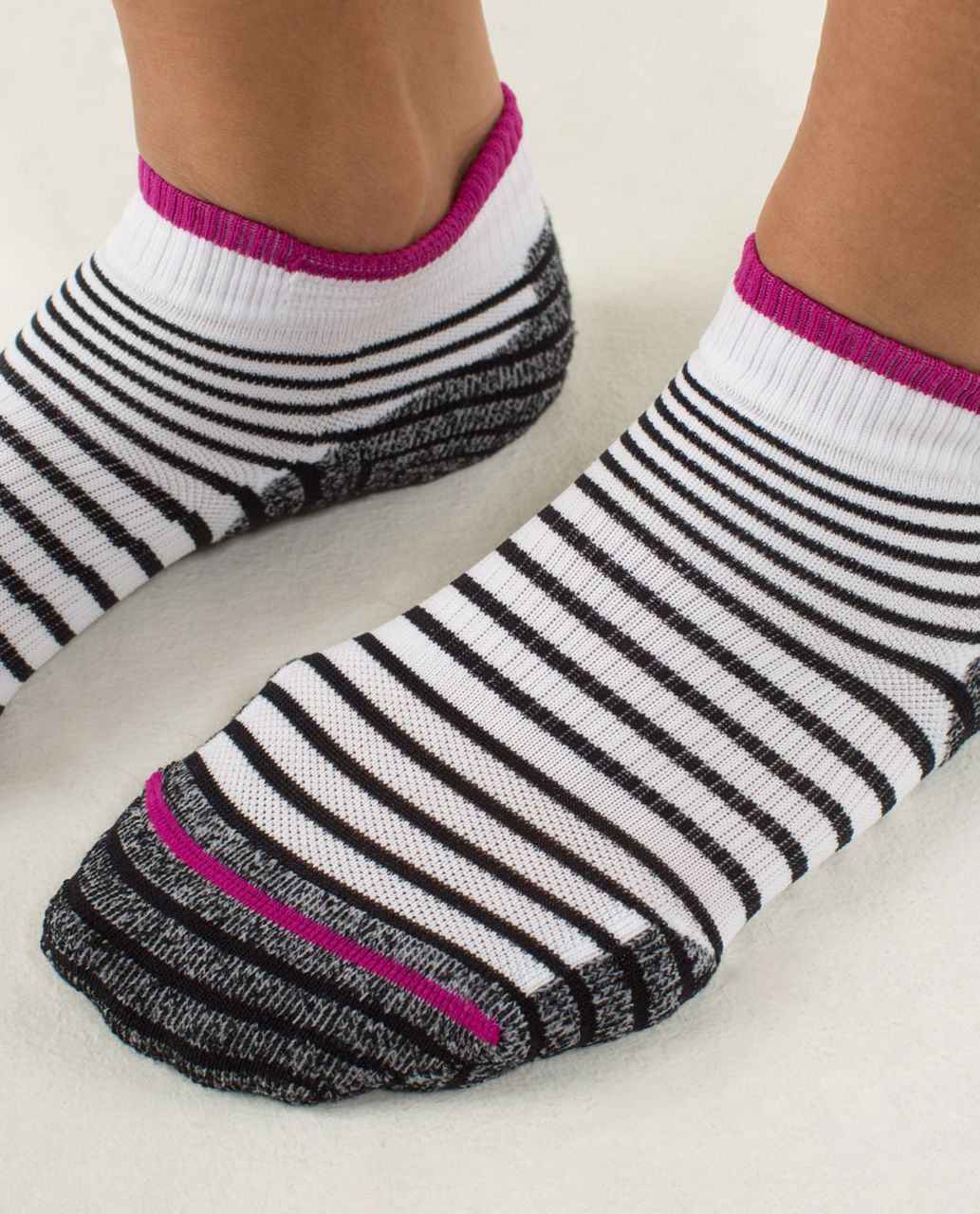 Lululemon Women's Ultimate Padded Run Sock - Womens Padded 4x8 Stripe White Black