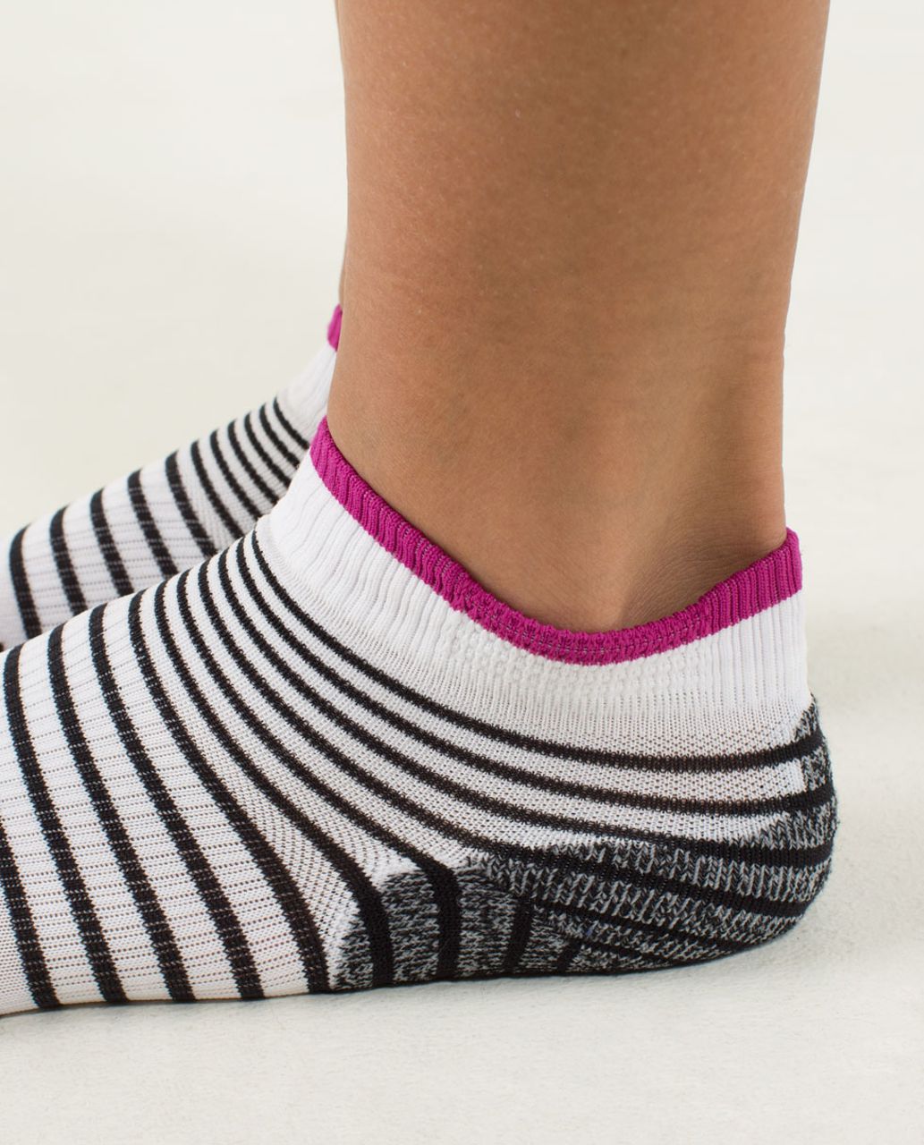 Lululemon Women's Ultimate Padded Run Sock - Womens Padded 4x8 Stripe White Black