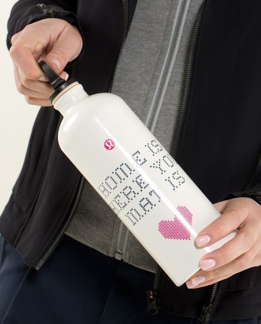 https://storage.googleapis.com/lulu-fanatics/product/16052/640/lululemon-sigg-1l-bottle-white-paris-perfection-13952-93531.jpg