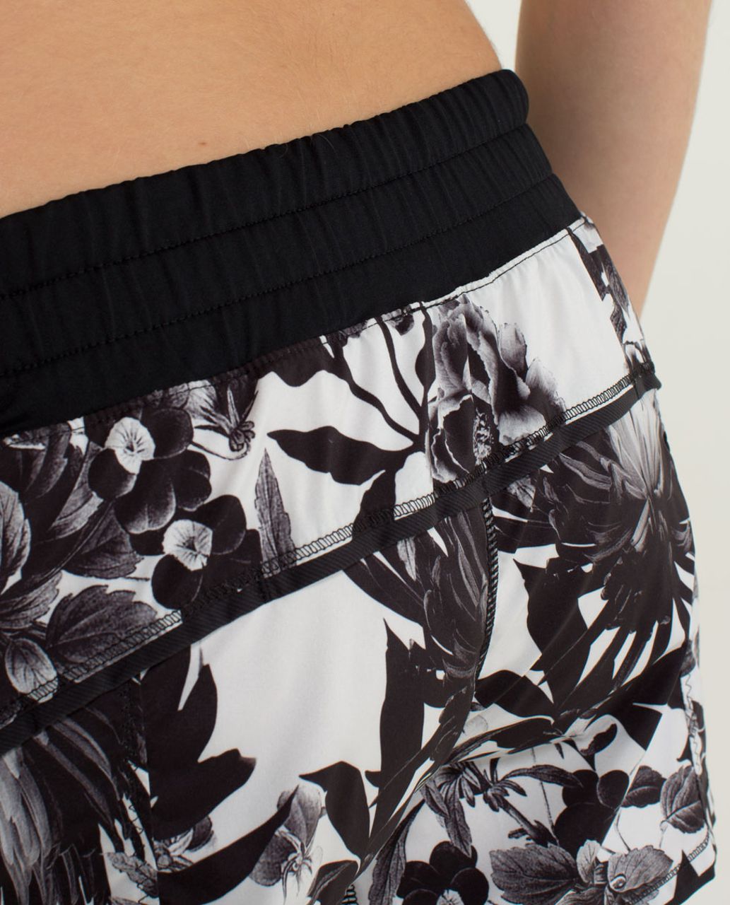 Lululemon Shake & Break Short *2-way Stretch - Brisk Bloom Black White / Black