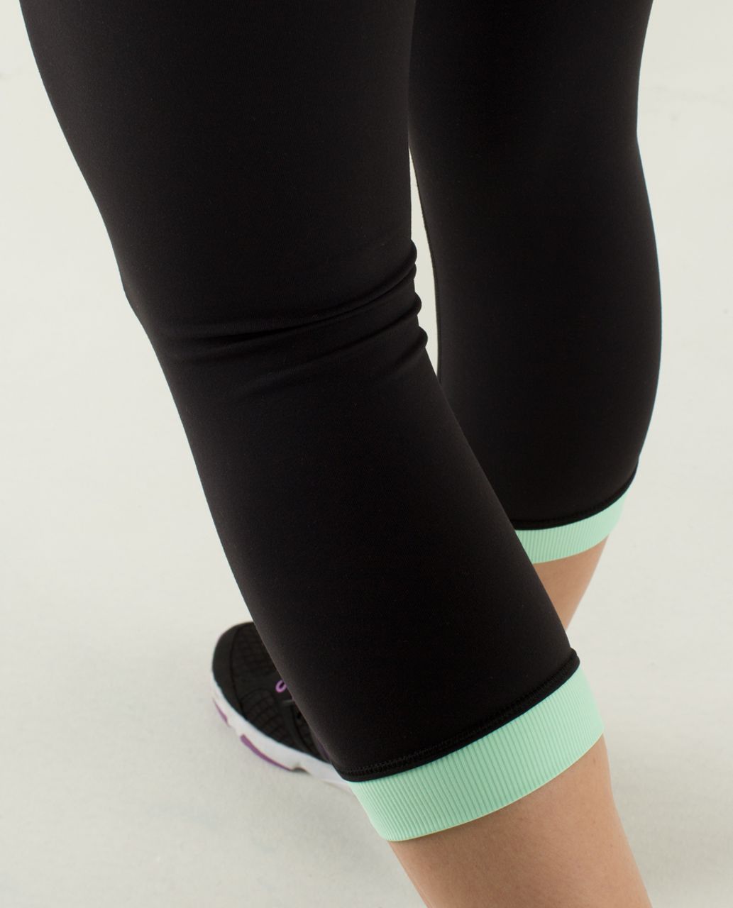 Lululemon Roll Out Crop - Black / Fresh Teal