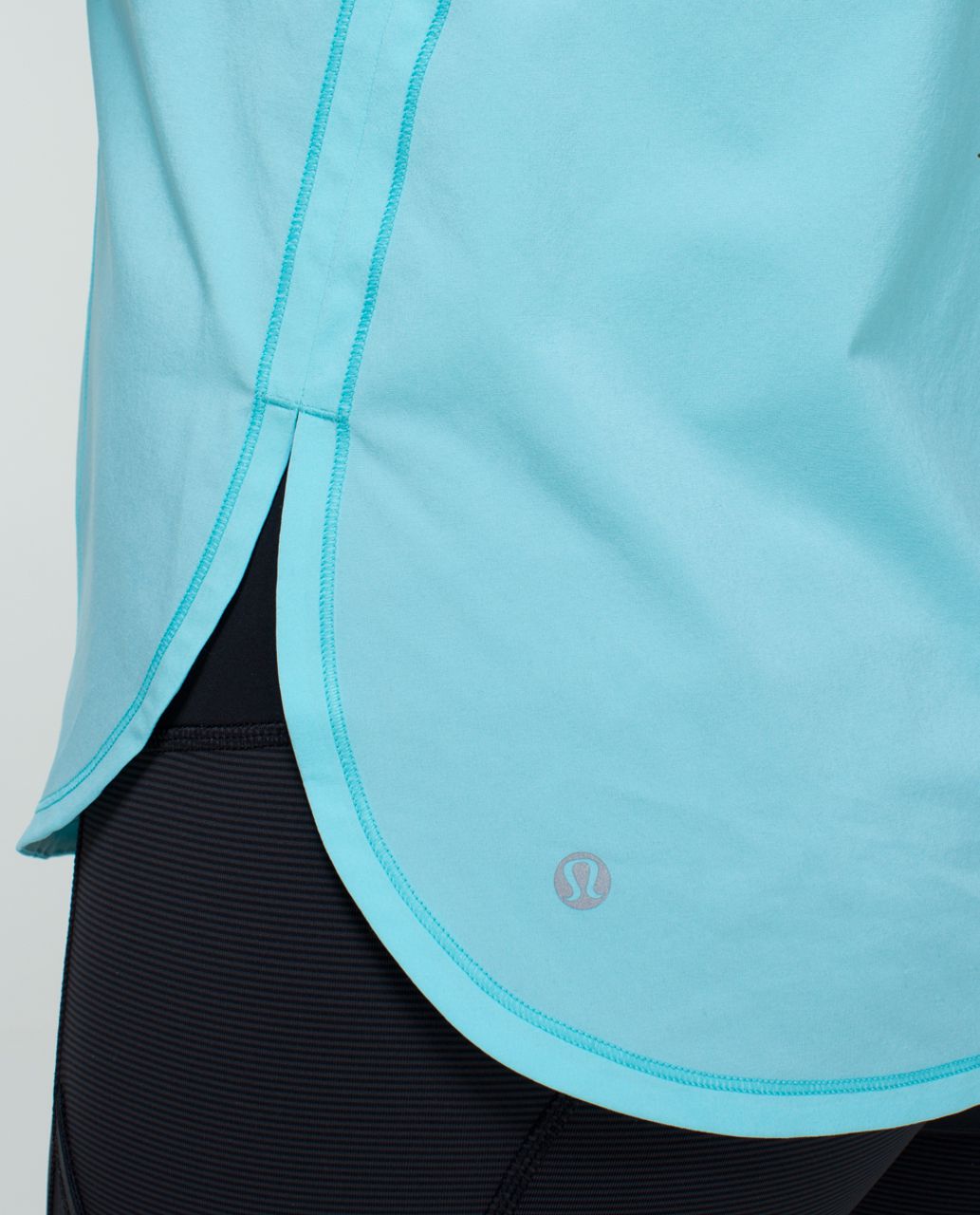 Lululemon In A Flash Singlet - Angel Blue