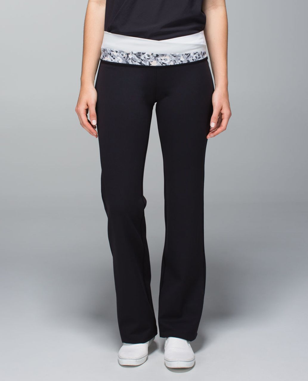 Lululemon Astro Pant (Regular) *Full-On Luon - Black / Not So Petite Fleur Silver Spoon / Silver Spoon / White