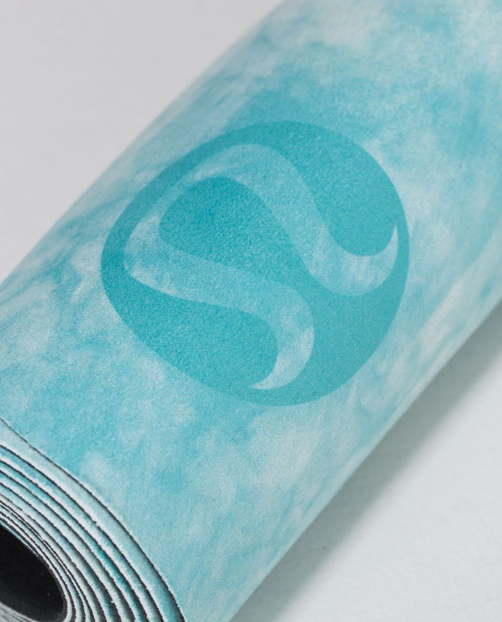 Lululemon The Hot (Towel) Mat - Giant Spray Dye Blue Tropics / Deep Coal