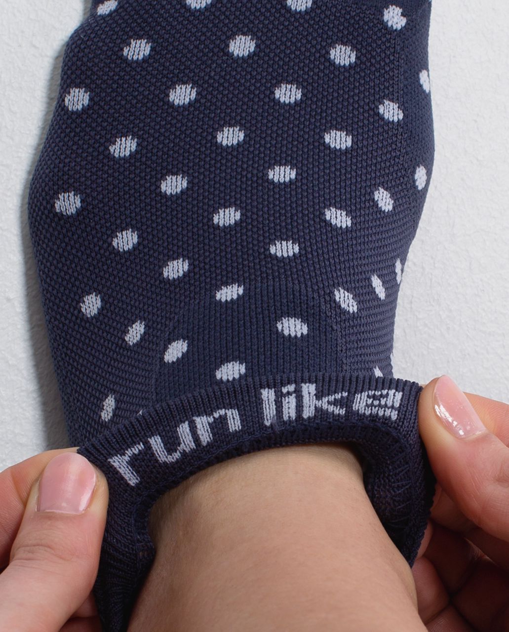 Lululemon Women's Ultimate No Show Run Sock *Ergo Toes - Polka Dot Cadet Blue