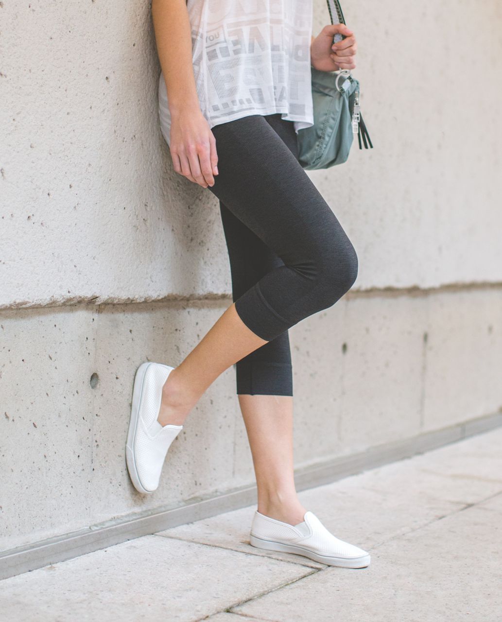 LULULEMON Seamlessly Street Crop Leggings Sz 6 Heathered Black Capris