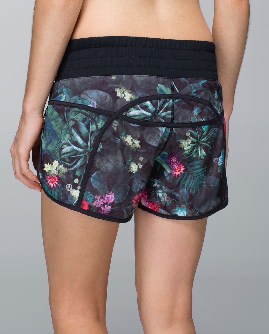 Lululemon Tracker Short II *4-way Stretch - Curious Jungle Multi / Black