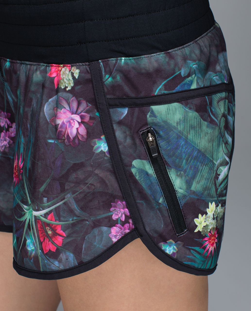 Lululemon Tracker Short II *4-way Stretch - Curious Jungle Multi / Black