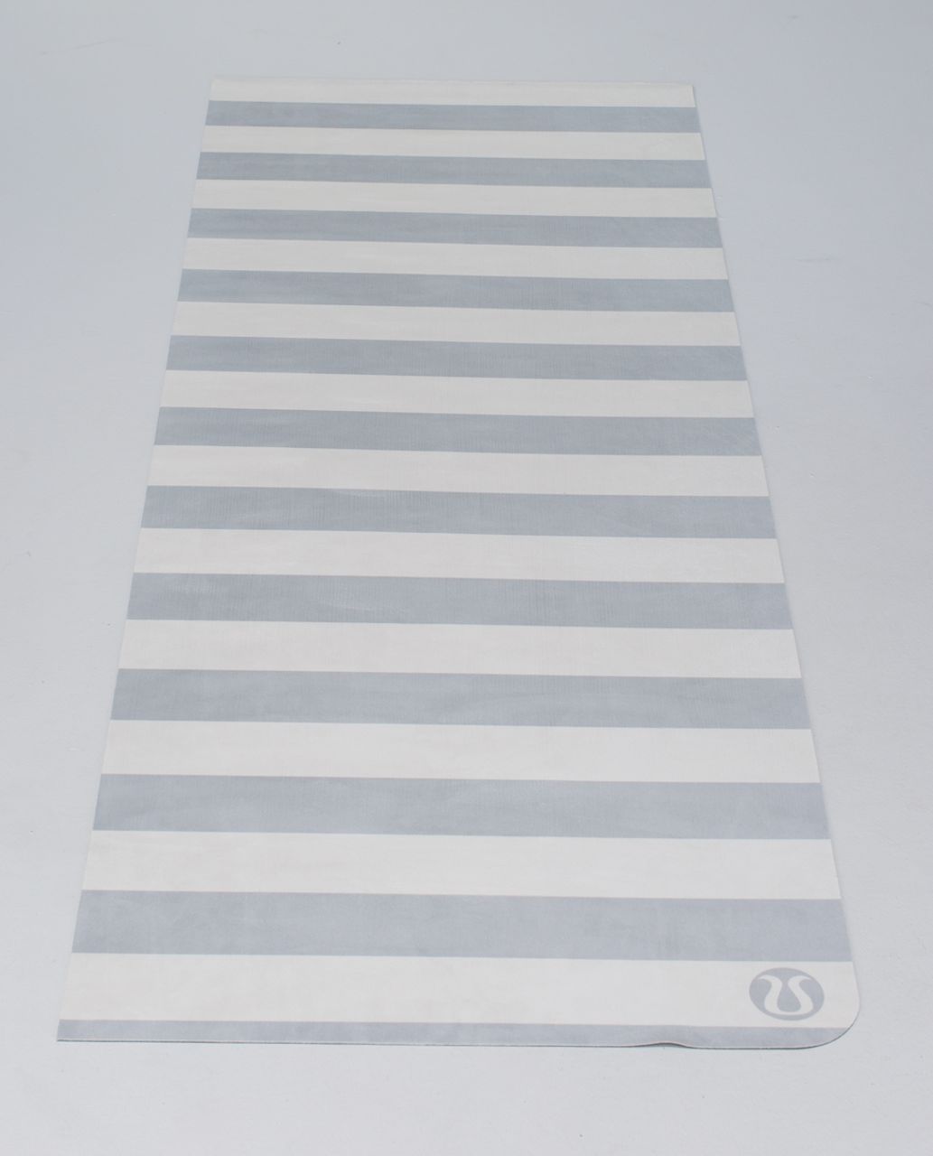 Lululemon The Hot (Towel) Mat - Giant Steep Stripe Silver Spoon / Deep Coal