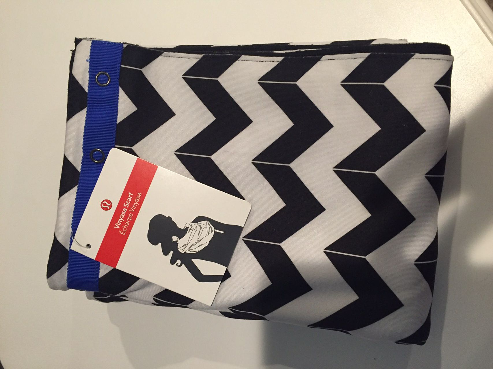 Lululemon Vinyasa Scarf *Luon Light - Arrow Chevron White Black / Black