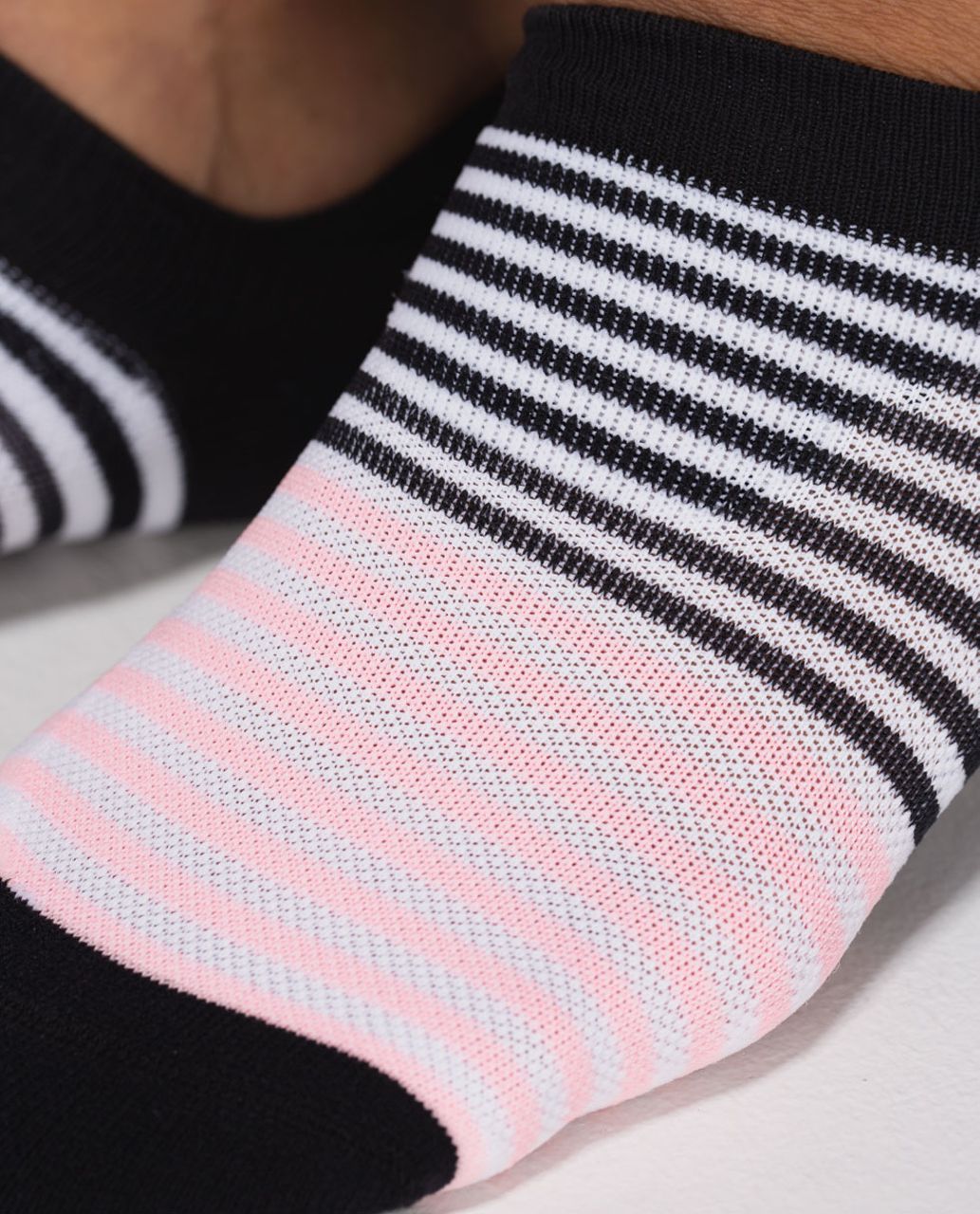 Lululemon Women's Ultimate No Show Run Sock *Ergo Toes - 4x4 Stripe Black