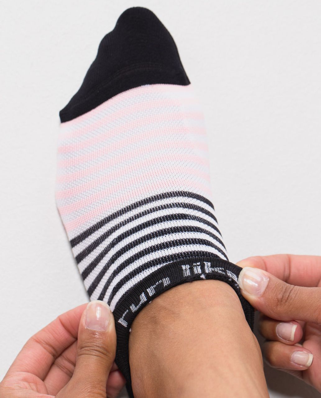 Lululemon Women's Ultimate No Show Run Sock *Ergo Toes - 4x4 Stripe Black