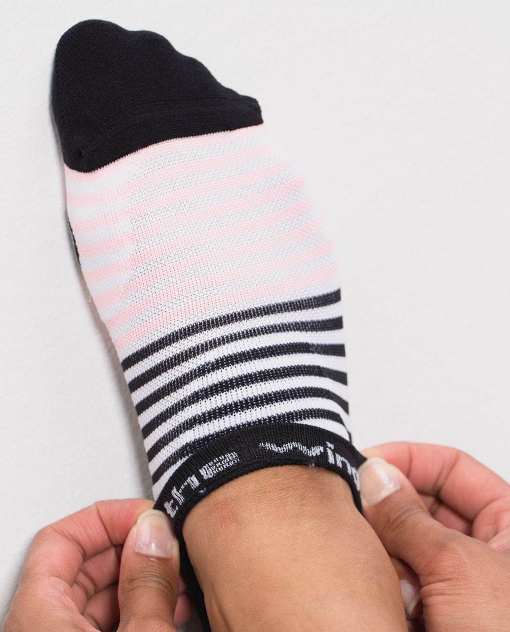 Lululemon Women's Ultimate No Show Run Sock *Ergo Toes - 4x4 Stripe Black