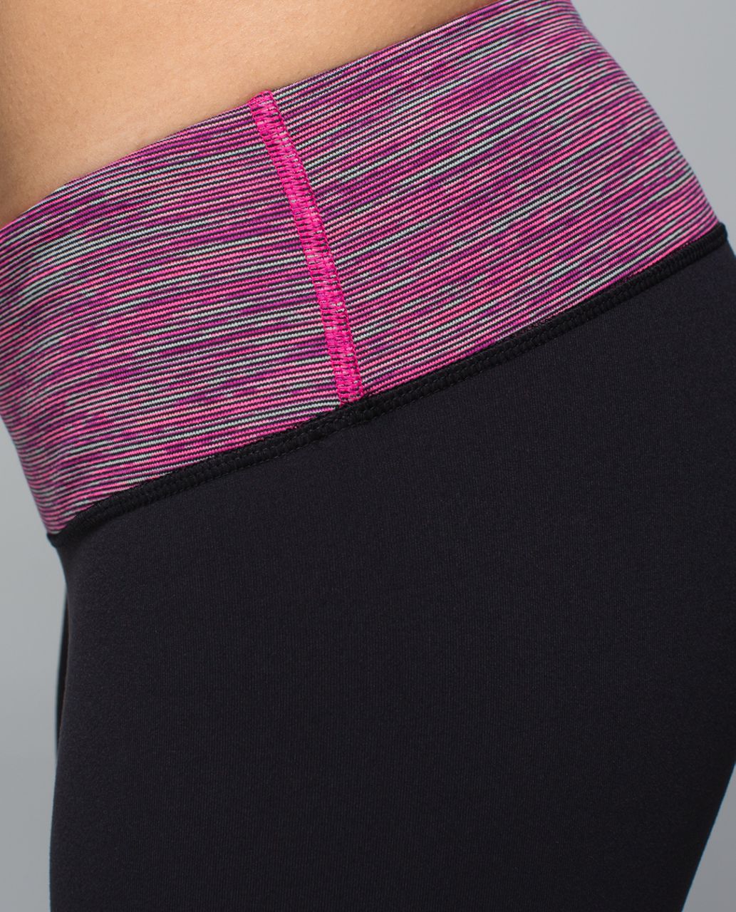 Lululemon Wunder Under Crop *Full-On Luon - Black / Wee Are From Space Jewelled Magenta / Jewelled Magenta