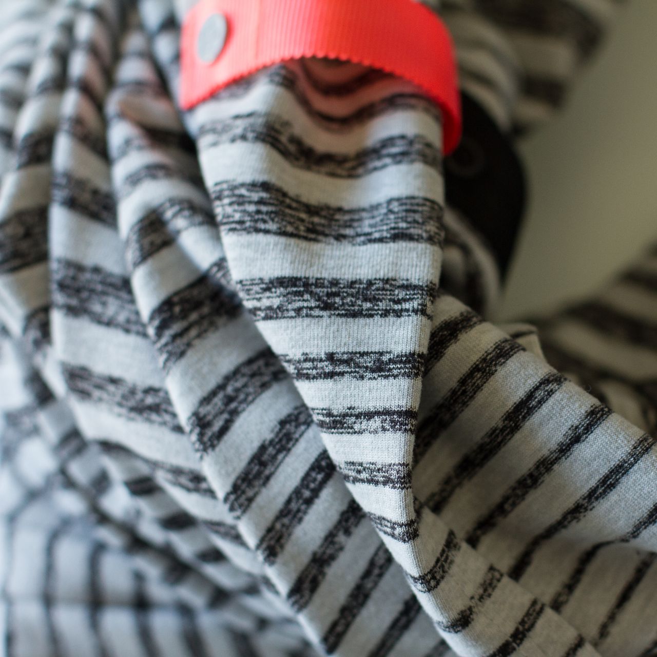 Lululemon Vinyasa Scarf *Rulu - Mini Akido Stripe Heathered Black Heathered Silver Spoon (First Release)