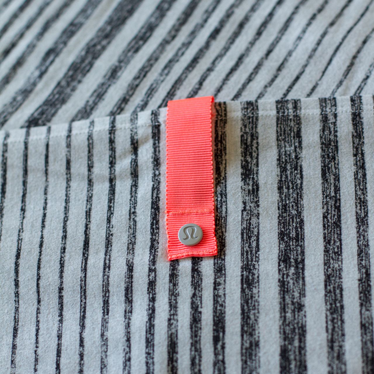 Lululemon Vinyasa Scarf *Rulu - Mini Akido Stripe Heathered Black Heathered Silver Spoon (First Release)