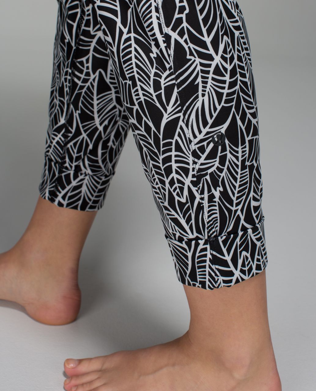 Lululemon Jet Crop *Print in Pretty Palm Black Angel Wing - Size 8