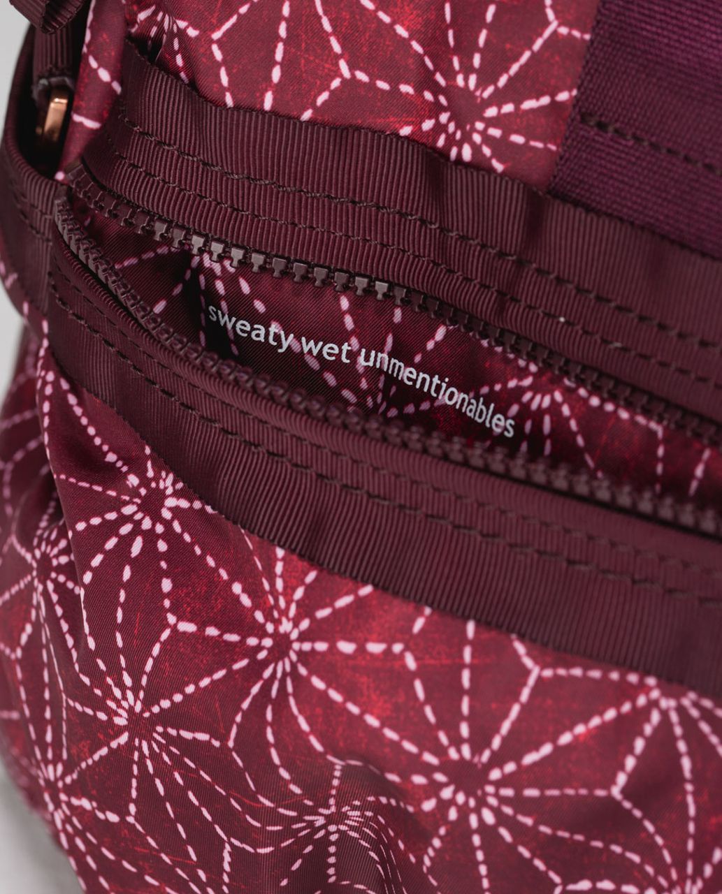 Lululemon Gym To Win Duffel *Polyester - Exploded Sachico Star Bordeaux Drama Ghost / Bordeaux Drama