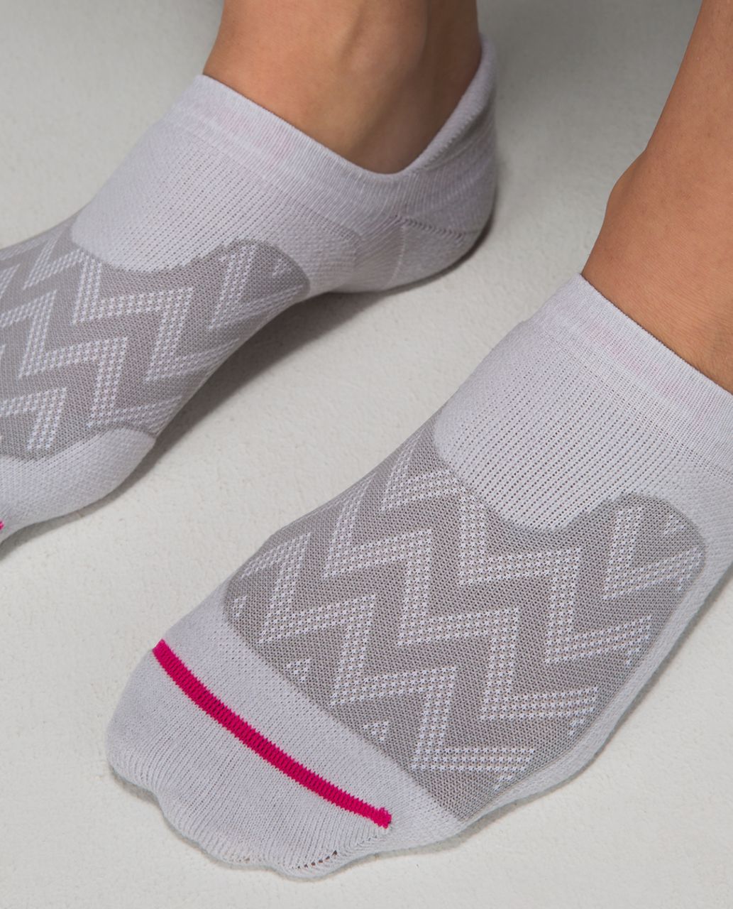 Lululemon Women's Ultimate No Show Run Sock *Ergo Toes - Chevron Mesh Ambient Grey