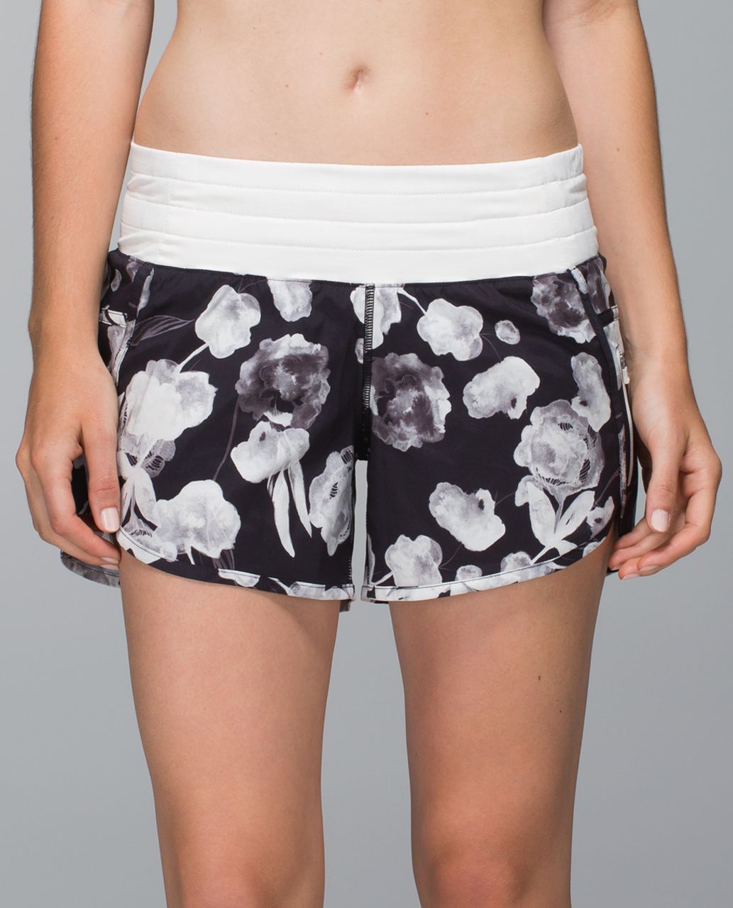 Lululemon Tracker Short II *2-way Stretch - Inky Floral Black Ghost / Ghost